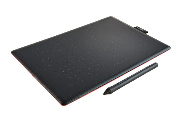 Графический планшет Wacom One by Medium А5 черный/красный