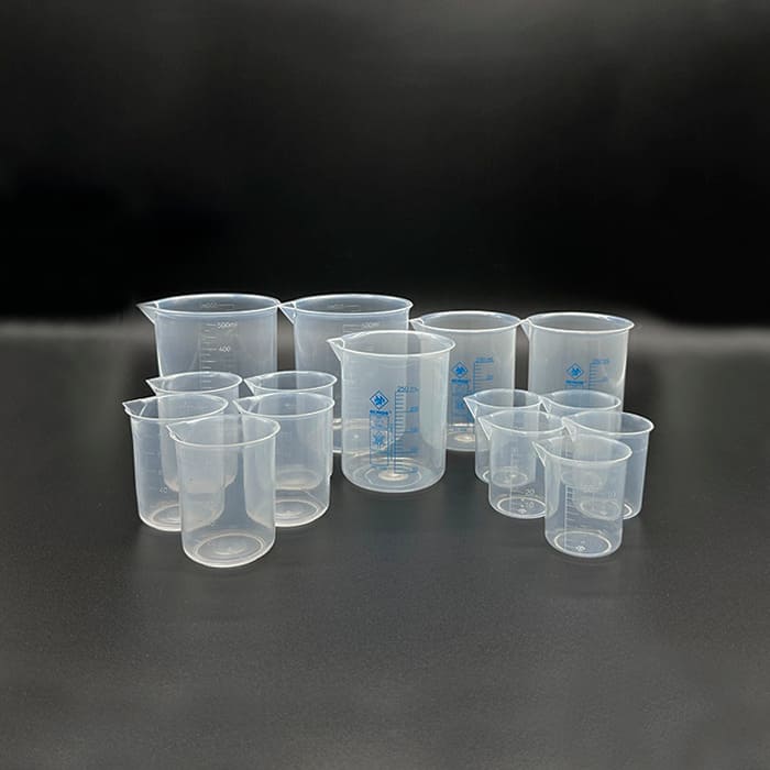 Комплект пластиковых стаканов